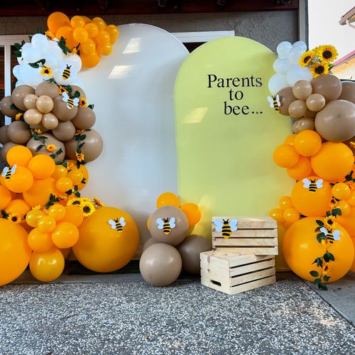 Parents to bee 🐝 themed balloon backdrop. 