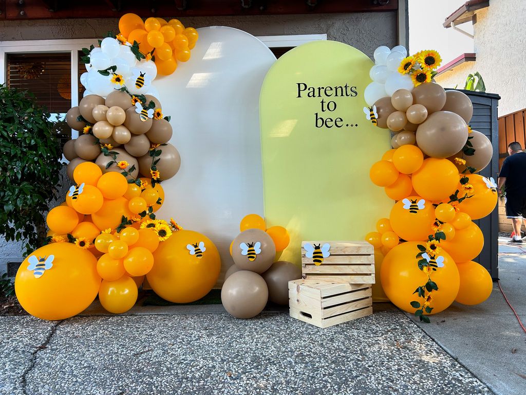 Parents to bee 🐝 themed balloon backdrop. 