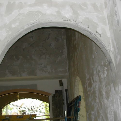 Interior veneer plaster - arches with free hand bu