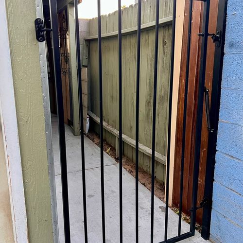 DOG GATE - POWDER COATING W SELF CLOSING 