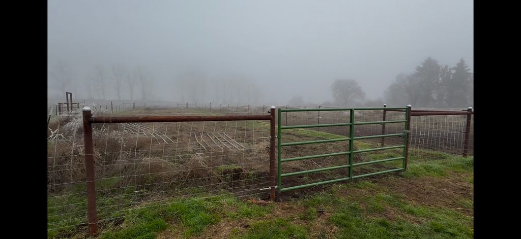 Recycled steel pipe field fence