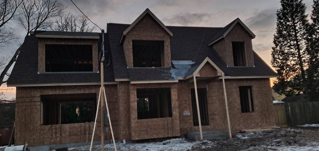 Asphalt shingles on the new construction 