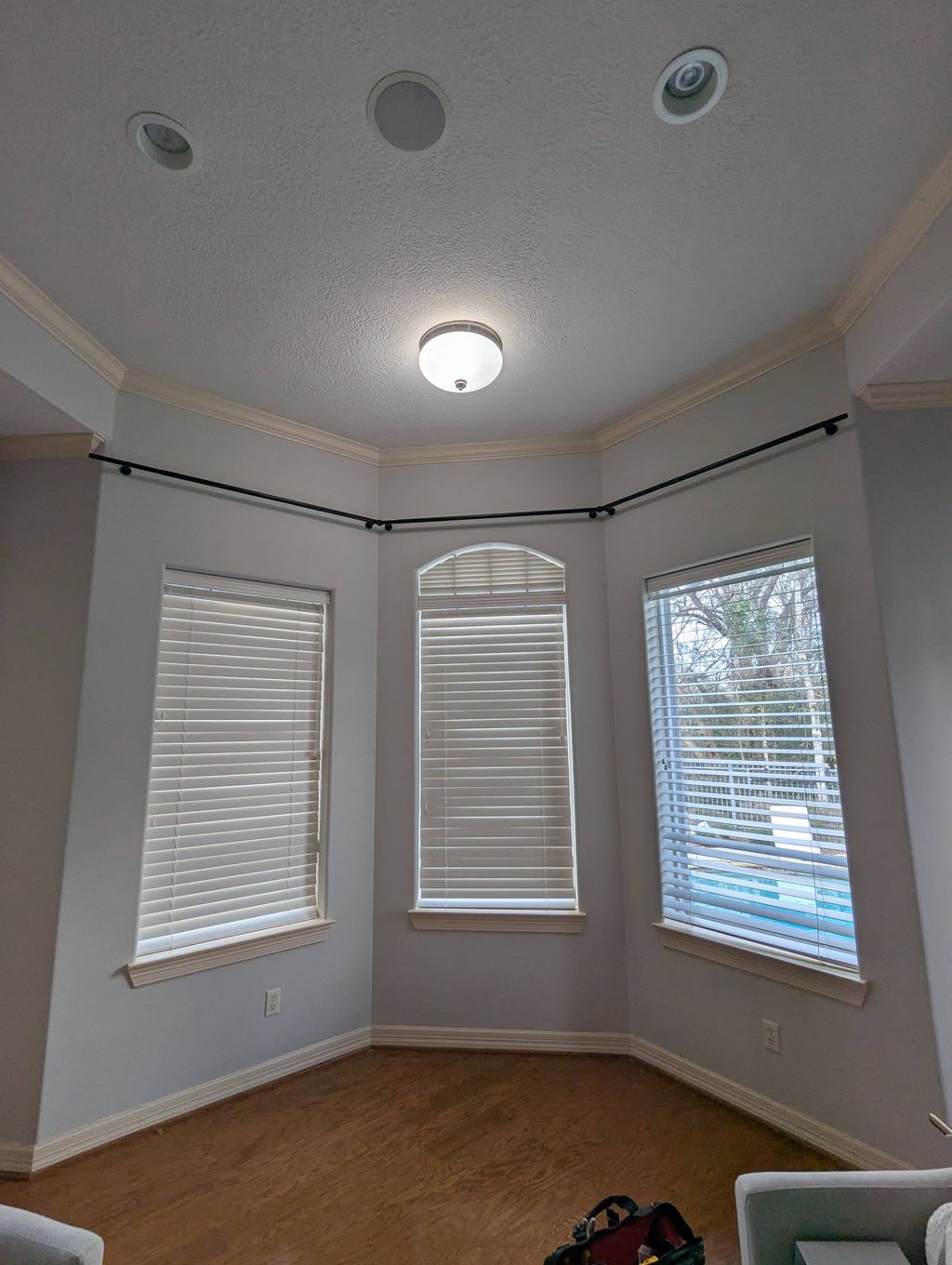 Curved curtains rod. 
