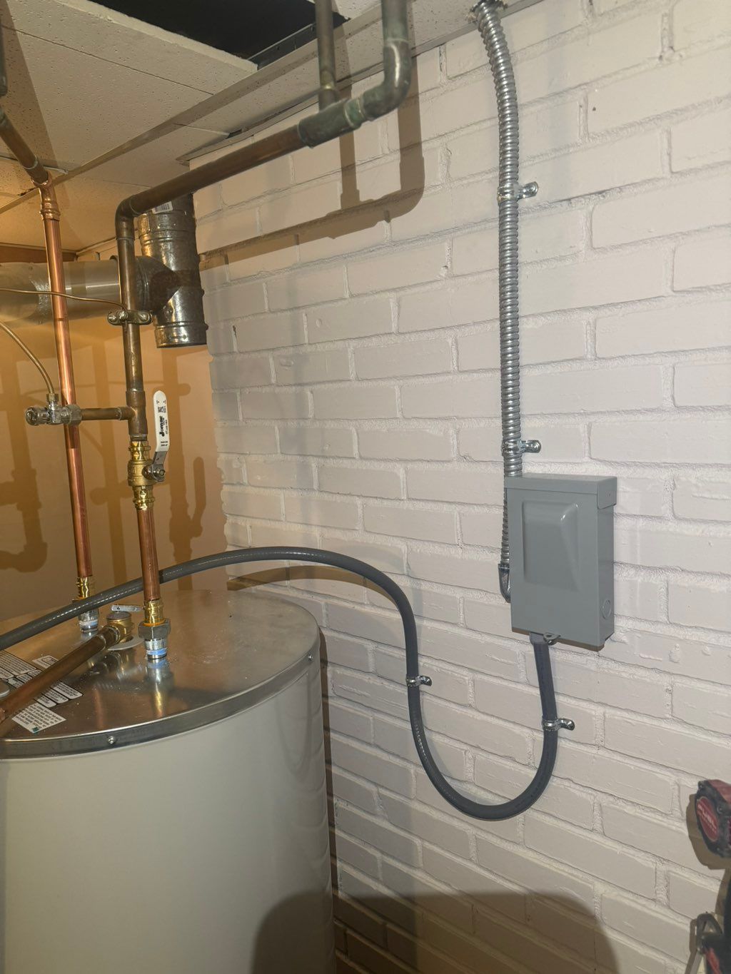 30A 240V water heater circuit w/disconnect