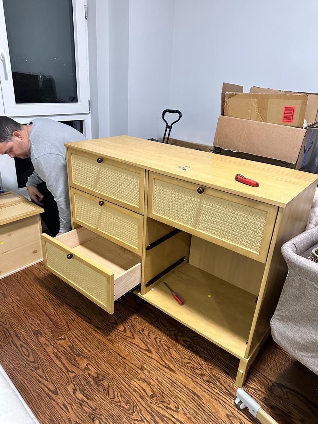 Me instaló un TV stand y un dresser, puntual y tra