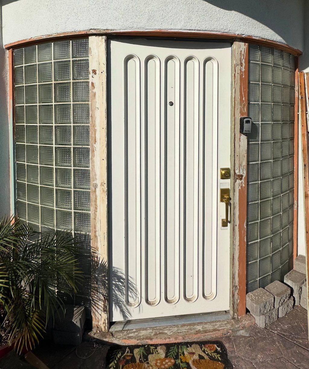 Before of an arched entry way