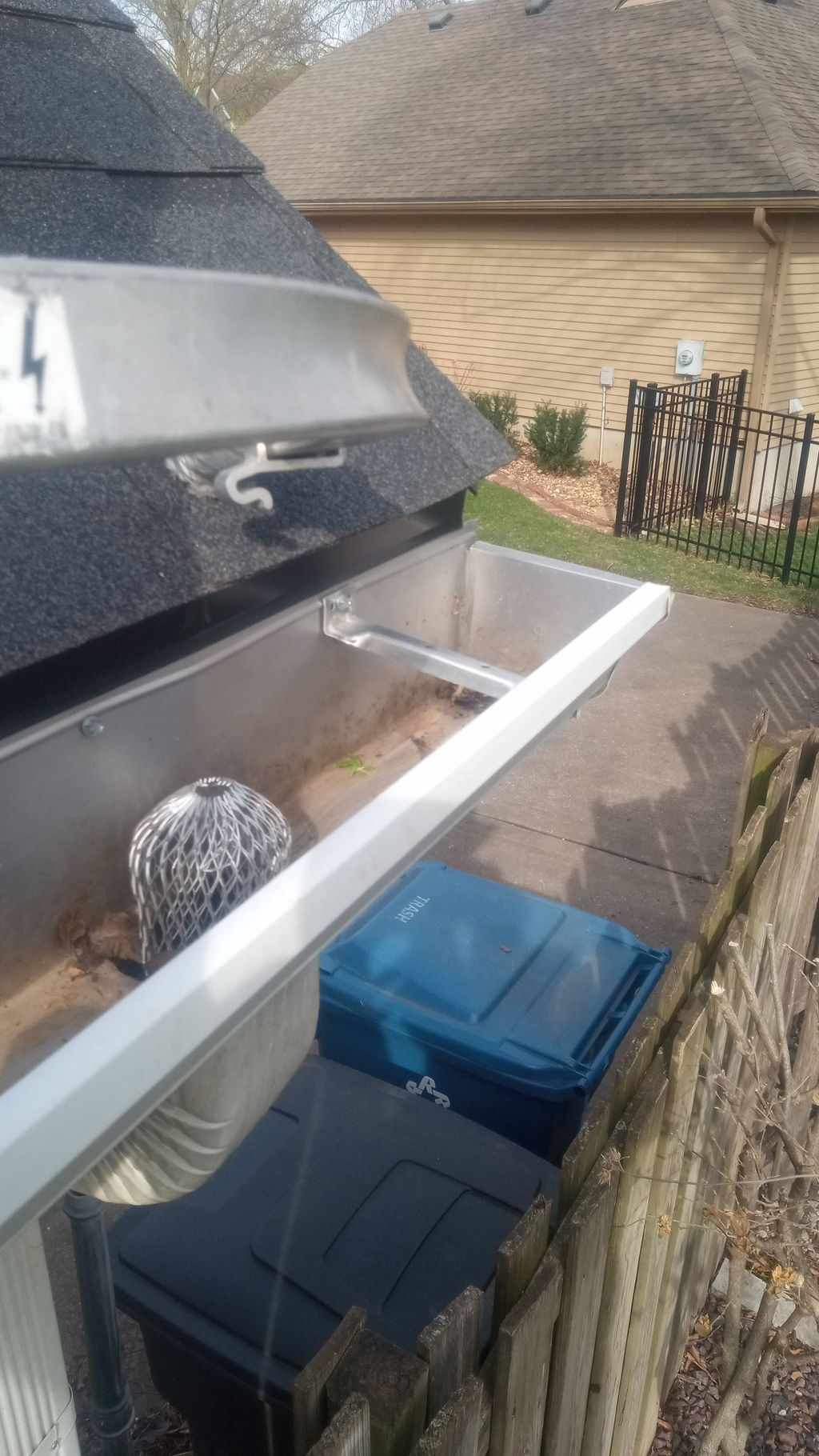 🚨$50 Gutter cleaning one story and filter for you