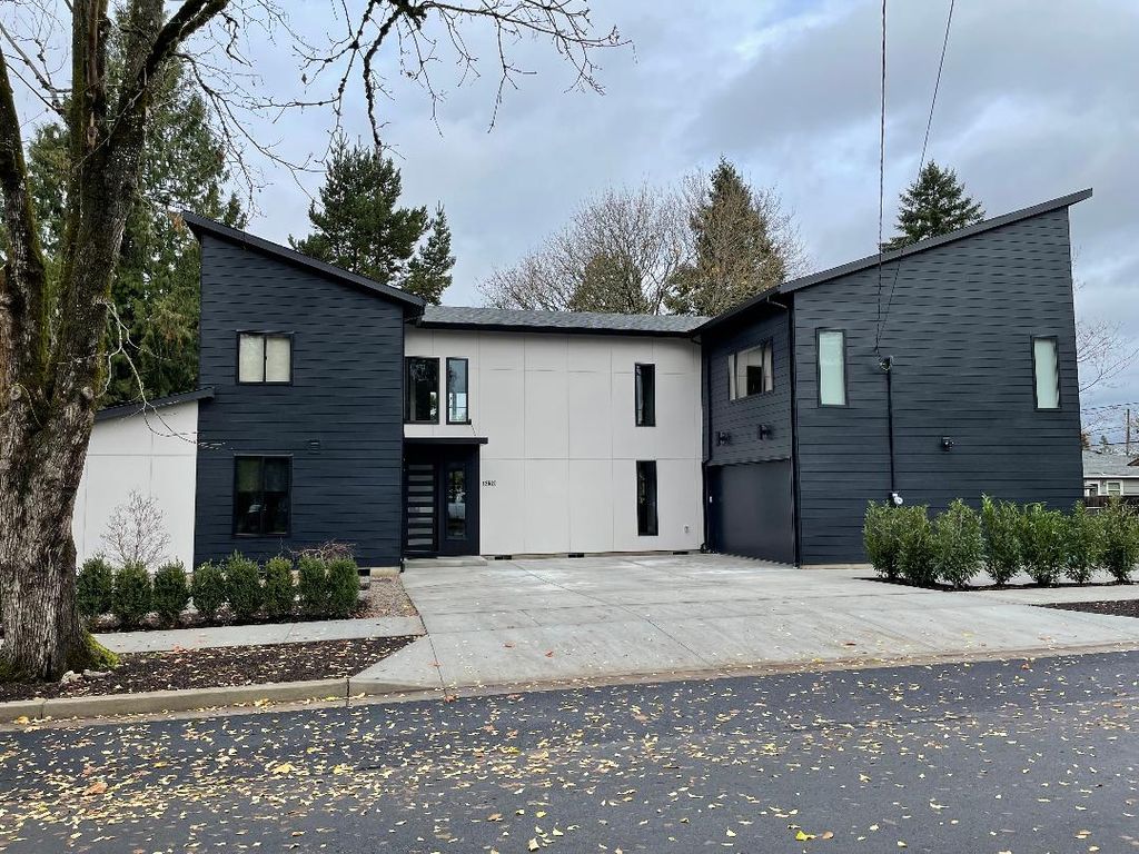 New construction - Luxury Contemporary