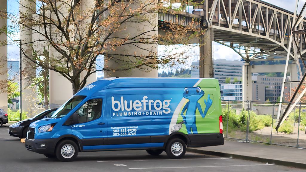 The Bluefrog van in front of the Ross Island Bridg