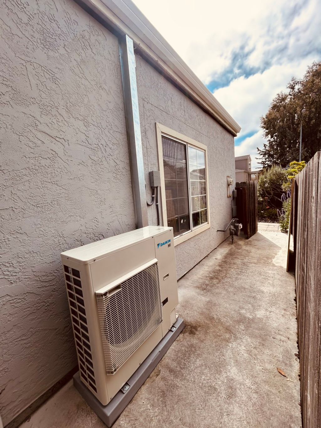 Daikin communicating heat pump side discharge enha