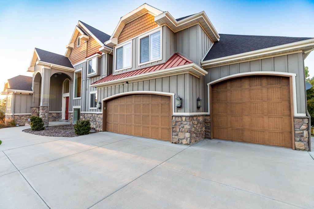 Large Gatherings with hot tub and indoor movie the