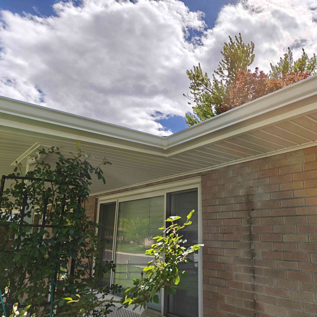 Great picture of the soffit, fascia and gutters.