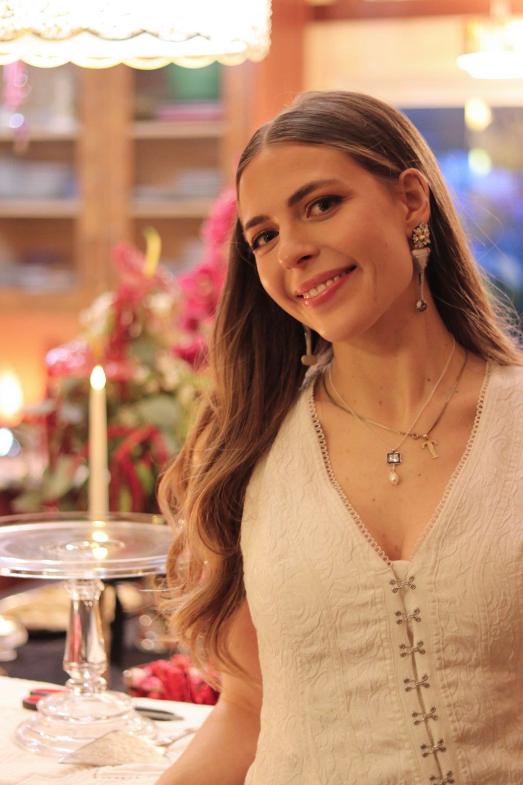 Natural glam for her engagement party