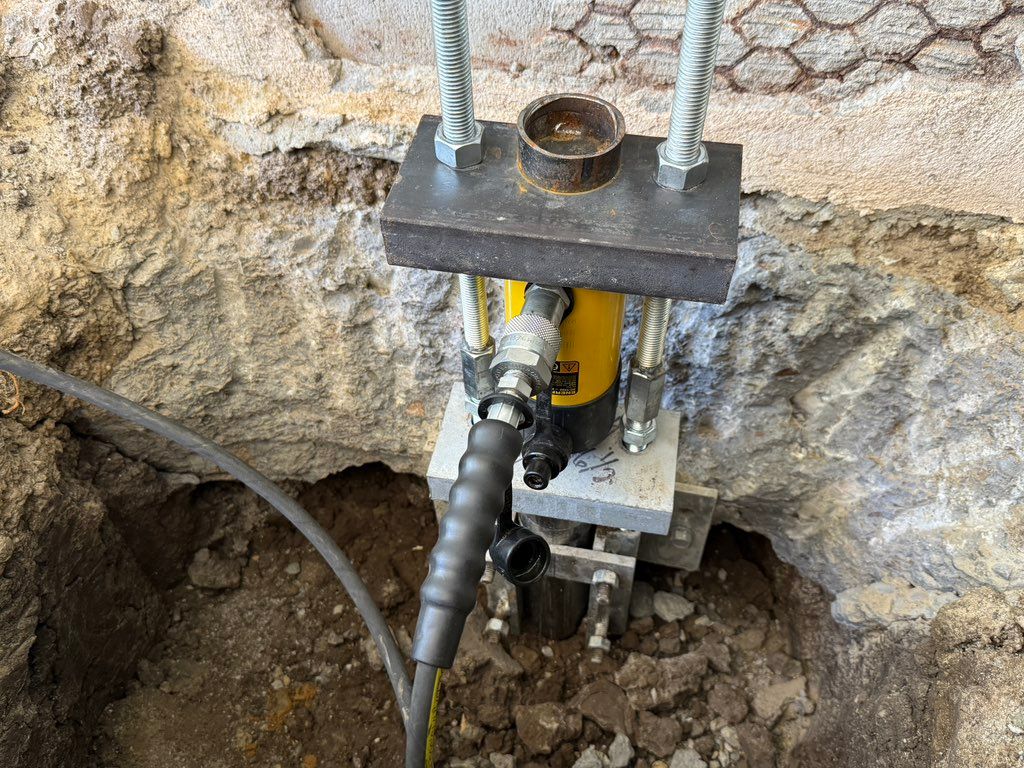 Hydraulic Lifting Jack on a Finished Resistance Pi