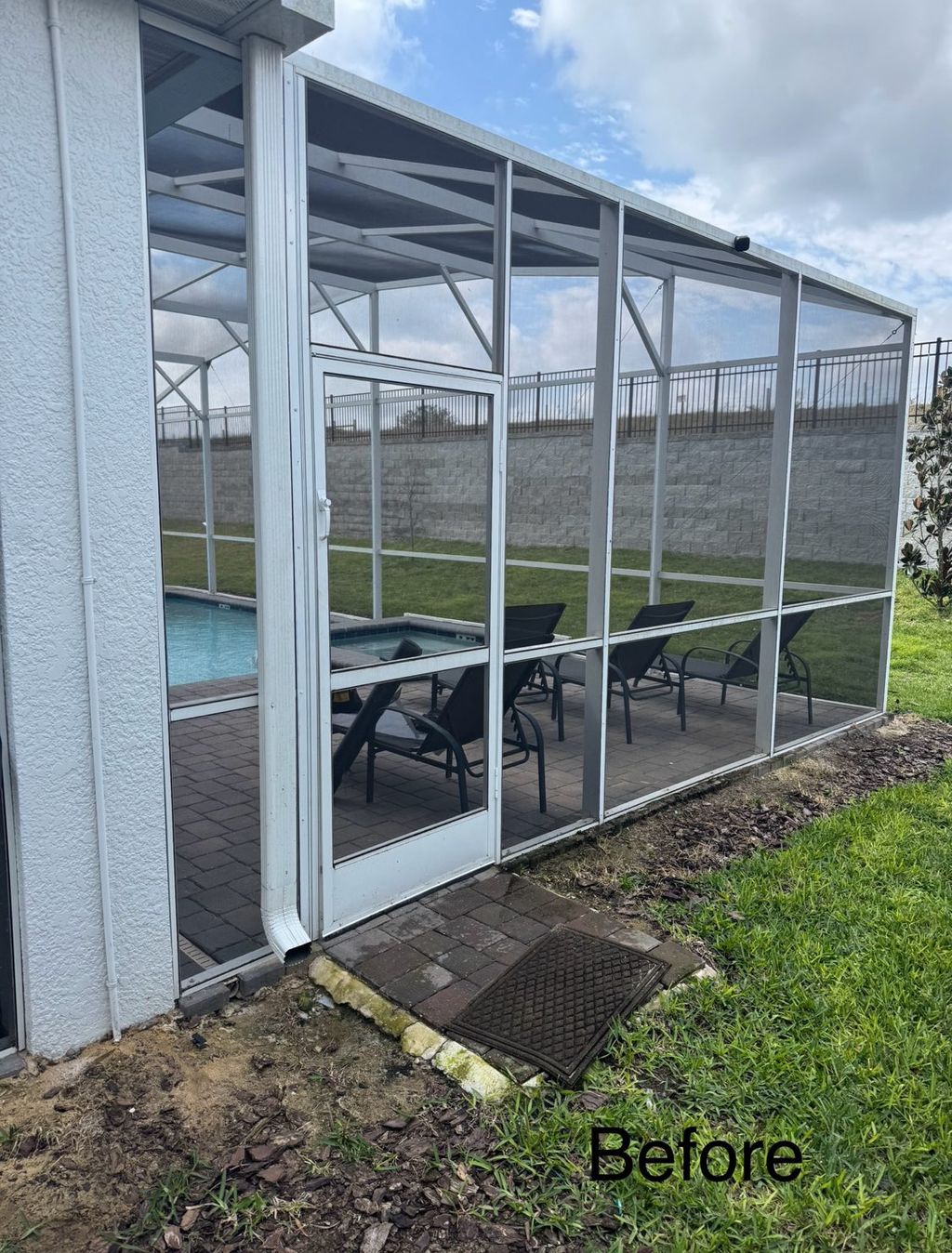 Before privacy screen installation.