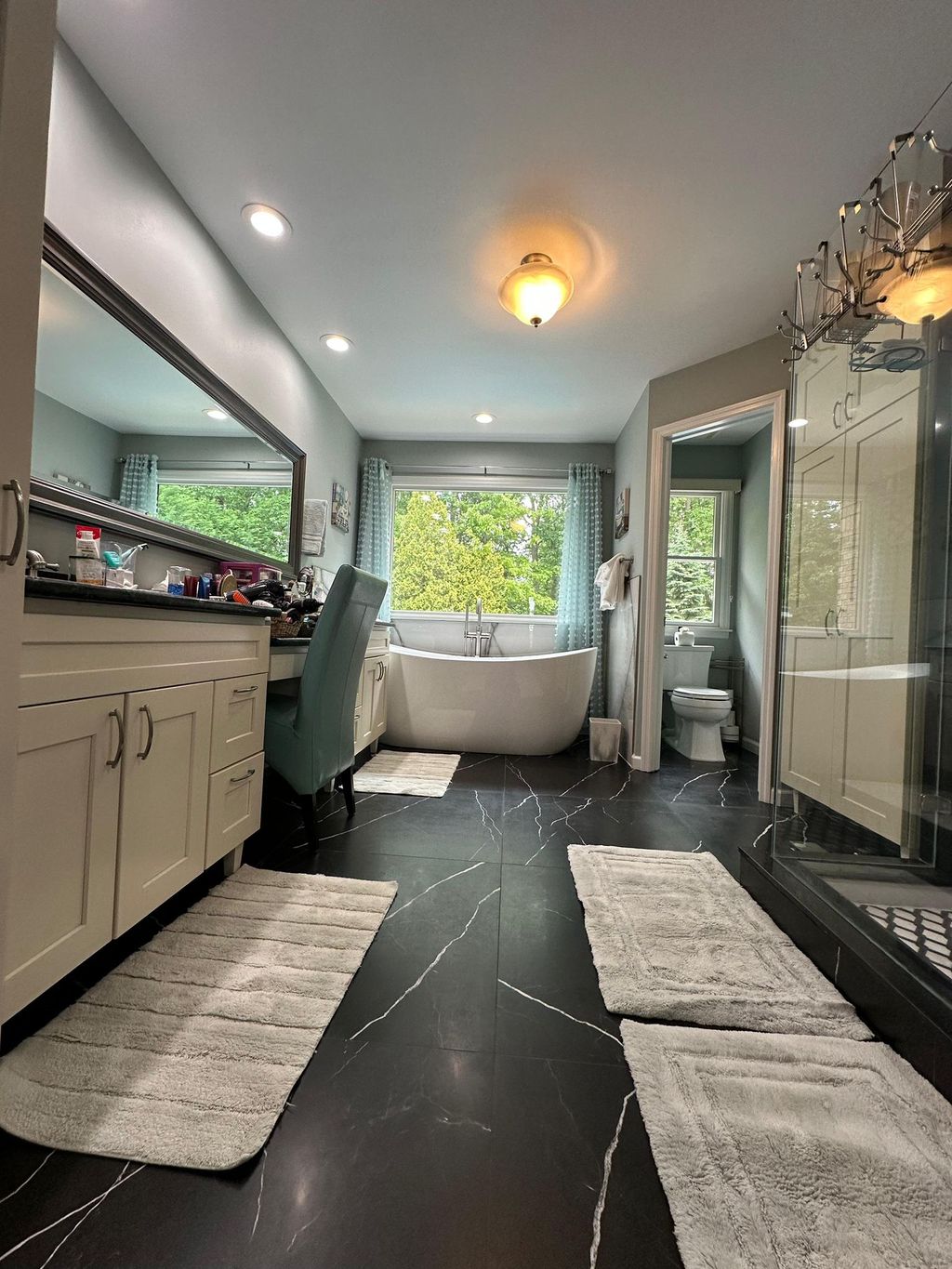 🚿✨ This bathroom was cleaned today by **LIMPĀRE** 