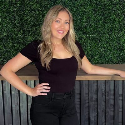 Avatar for 2 Babes and a Bar