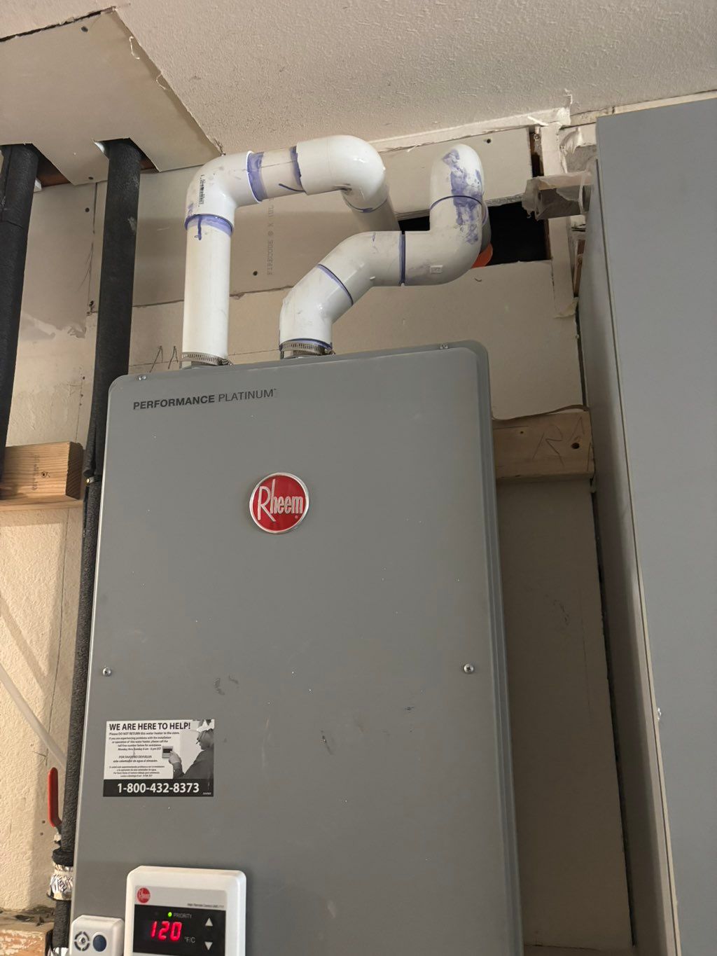 Maintenance of Rheem tankles water 