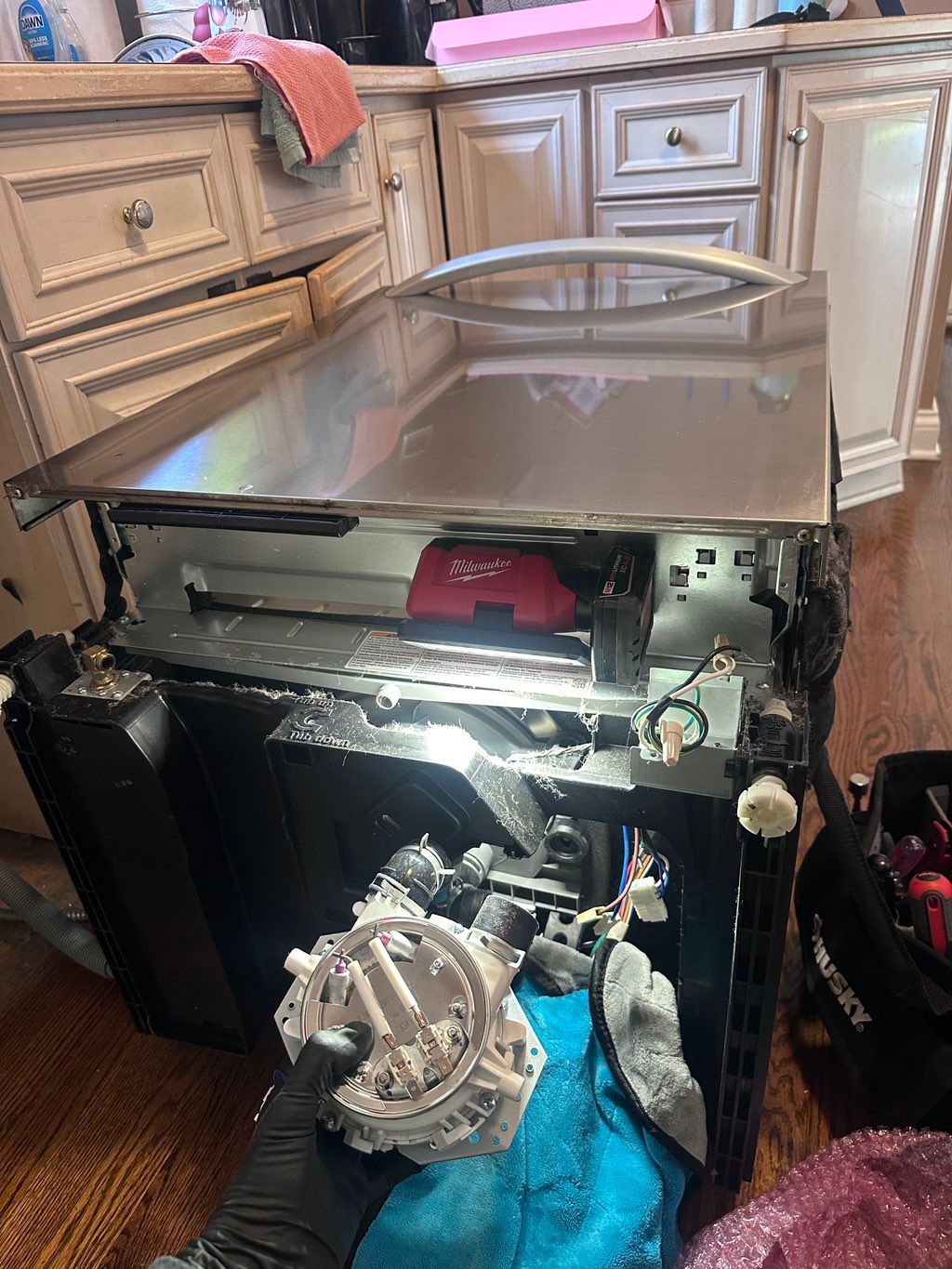Dishwasher was very loud. Replaced the pump. Now i