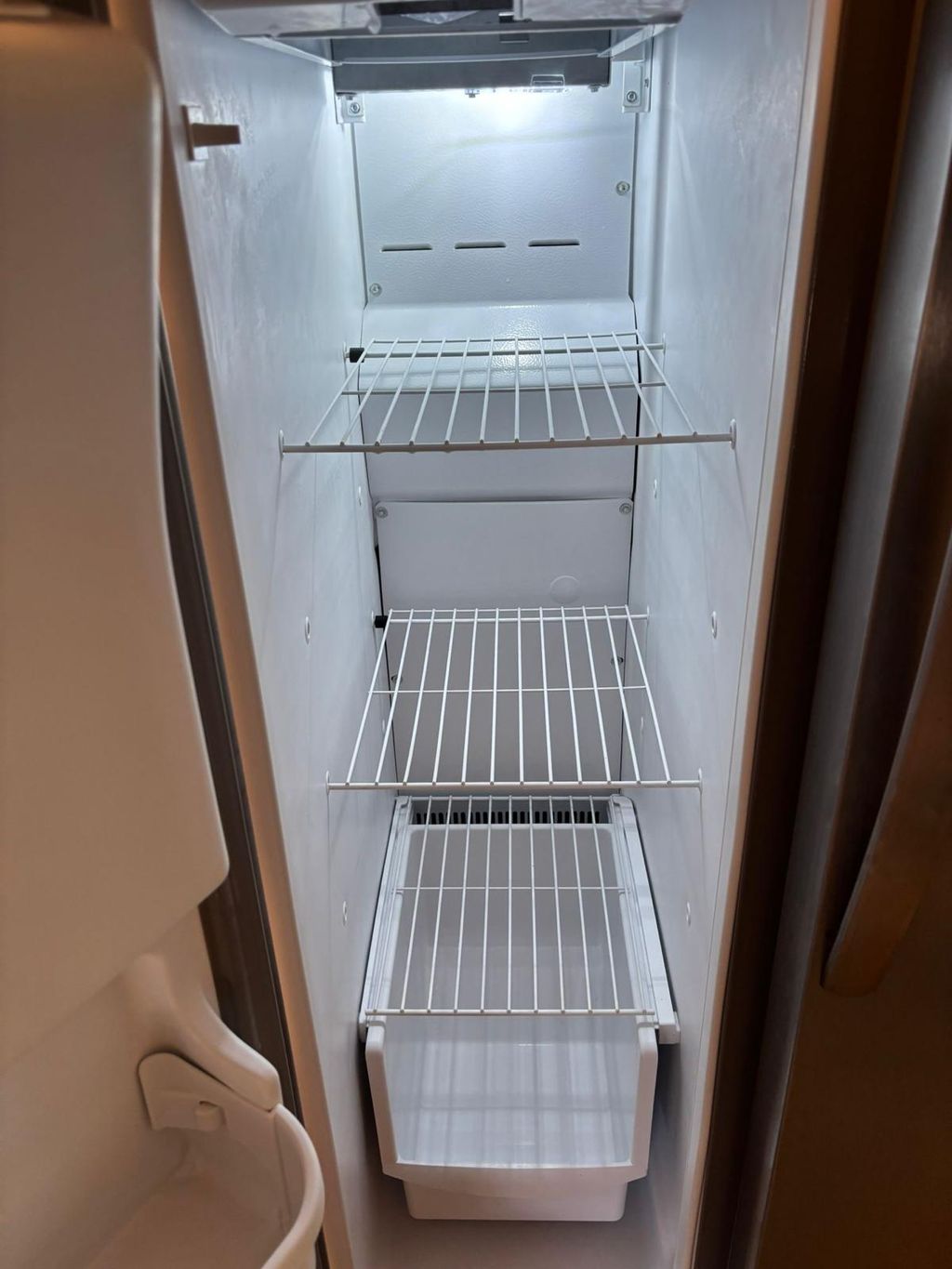Deodorized and pristine fridge, all cleaned up!