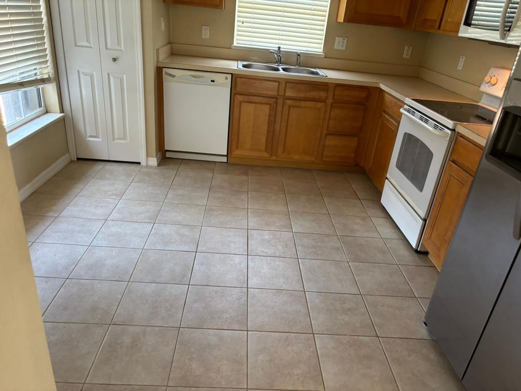 Sparkling clean kitchen, ready to use!