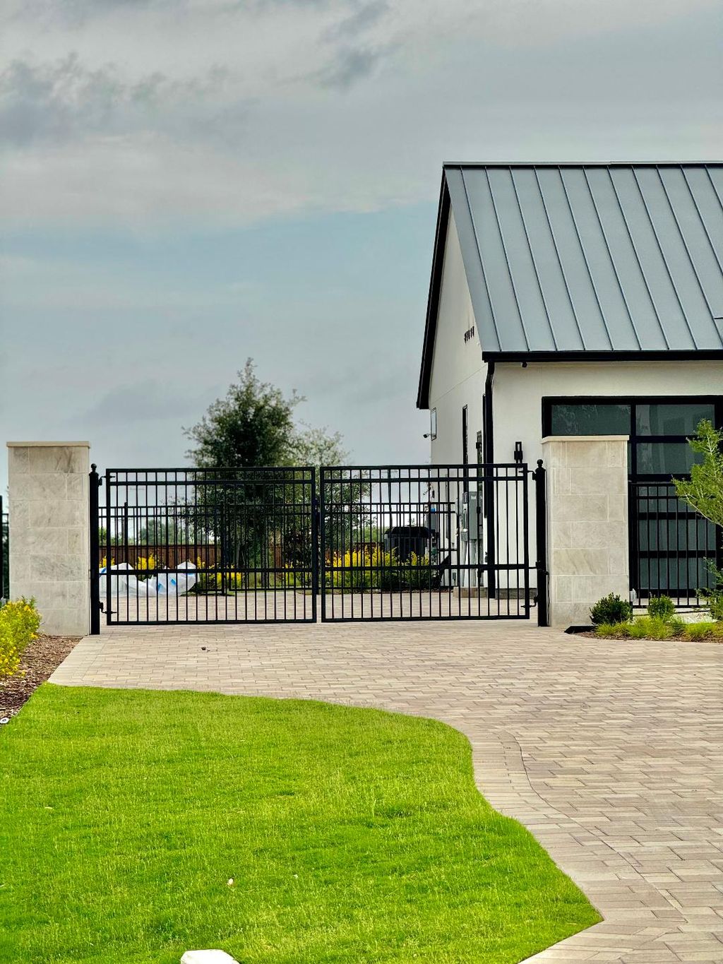 Double Door Driveway Gate