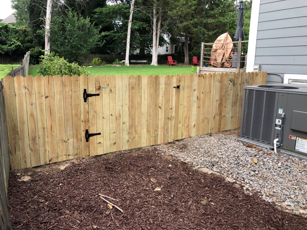 Wood fence w/ Gate