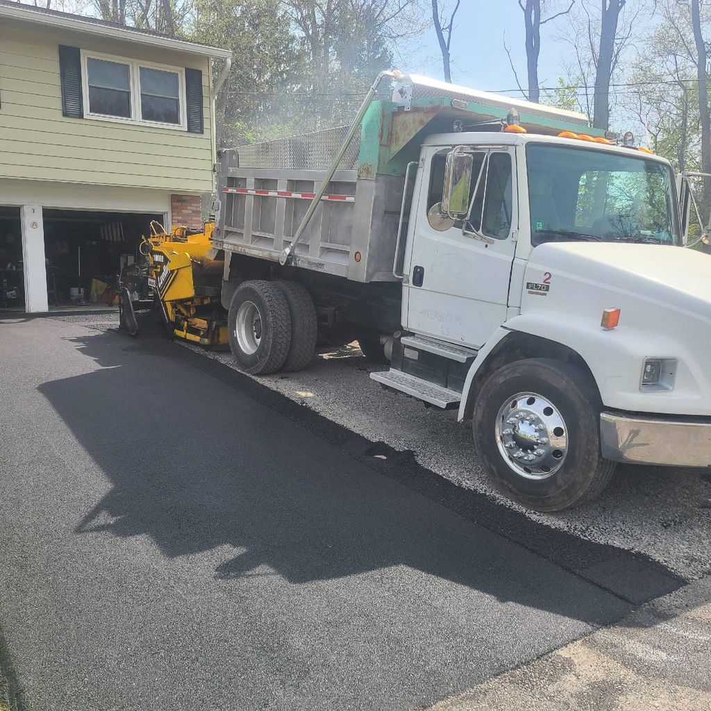 Design Exteriors Asphalt Paving LLC