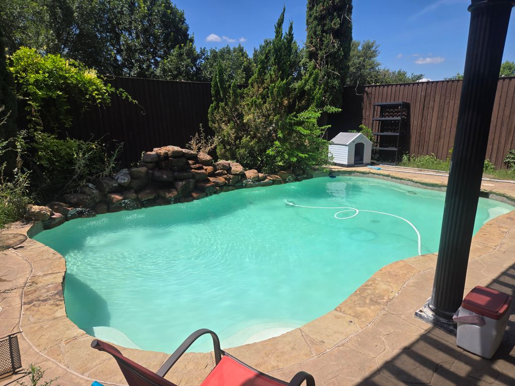 After picture! this pool was ready to use.