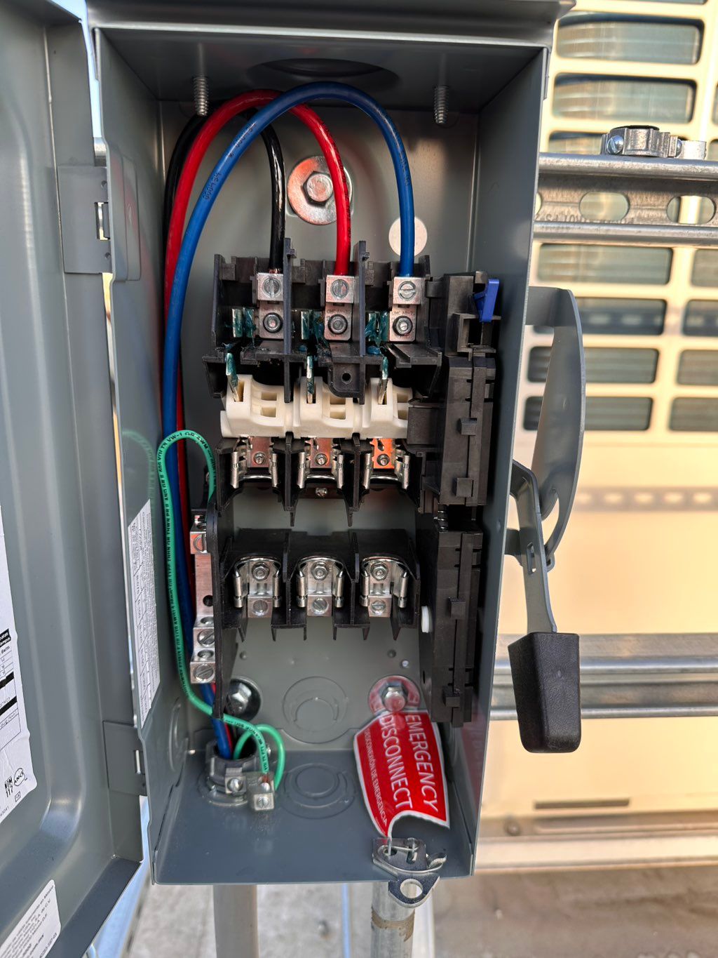 Disconnect switch