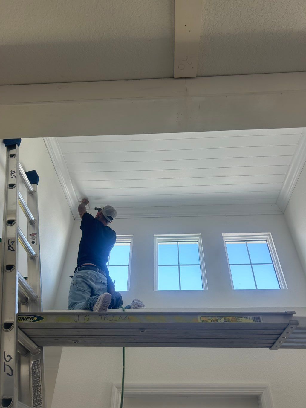 Foyer tongue and groove with crown molding