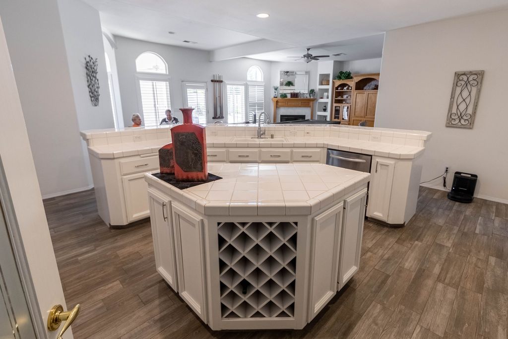 COUNTERTOP ISLAND BEFORE