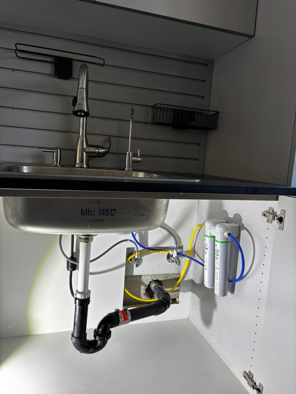 Installation sink 
Faucet, water filter, soap disp