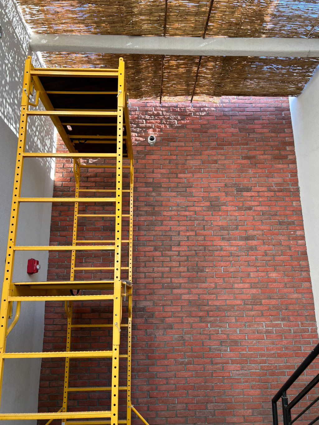 Restaurant Thin brick install 20 ft tall wall