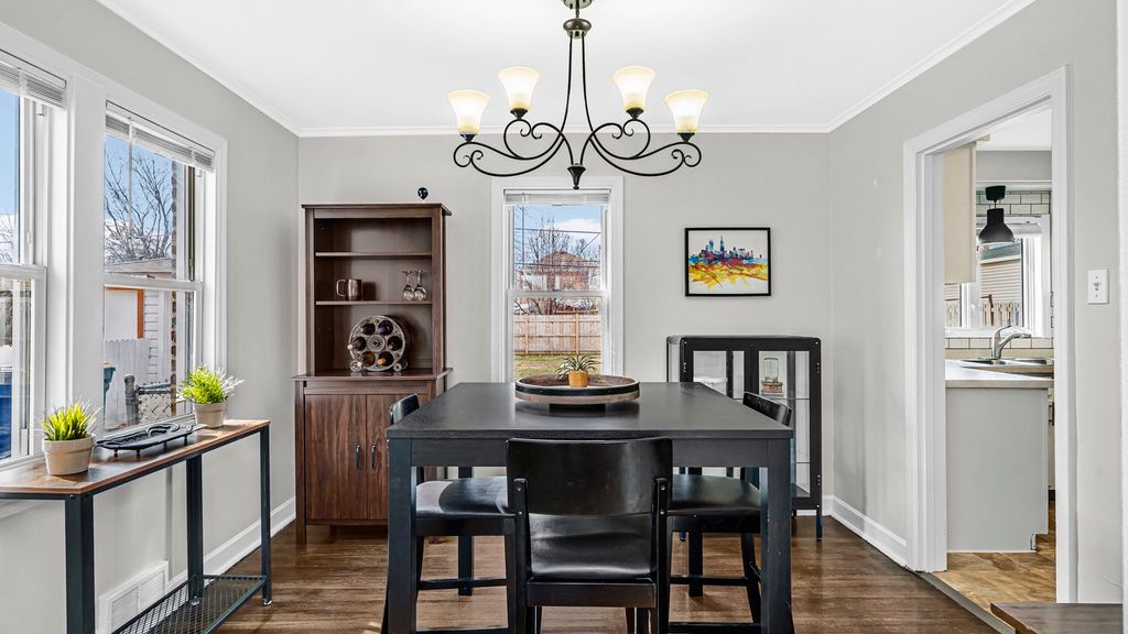 dinish room staging for home sale