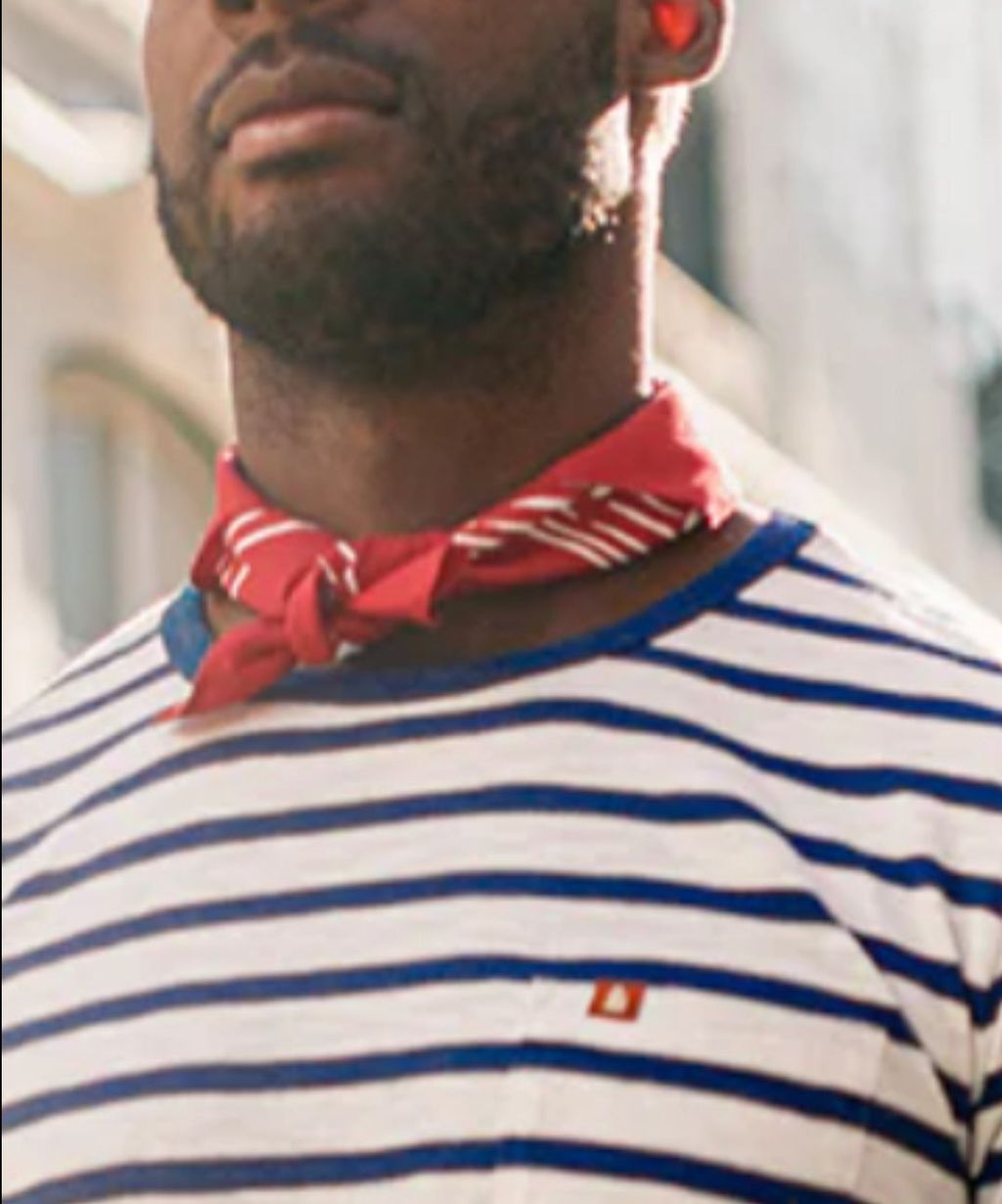 Last minute tied the red scarf