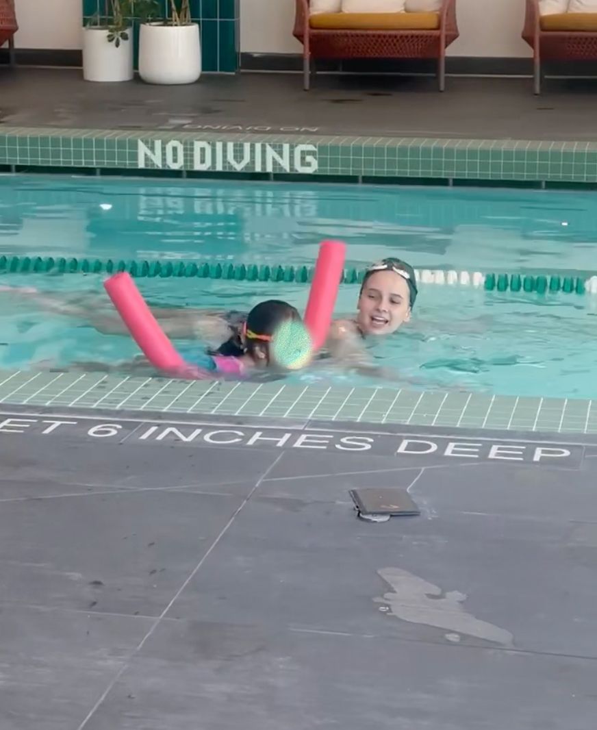 Teaching floating and breathing techniques For beg