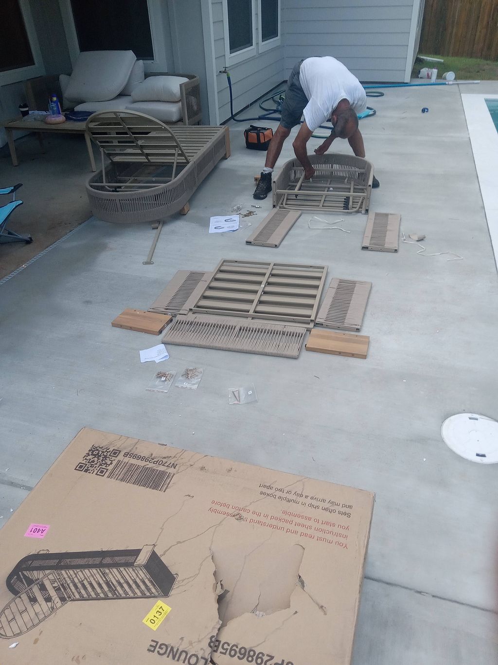 lounge chairs and tables..la
