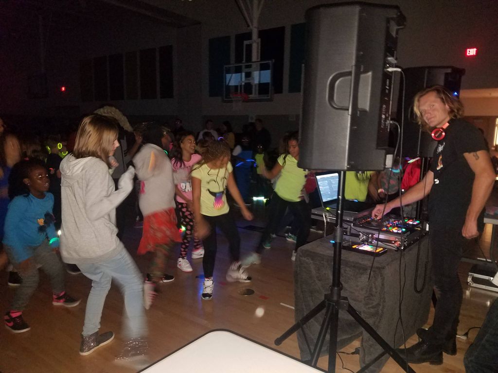 Elementary School "Glow Dance"