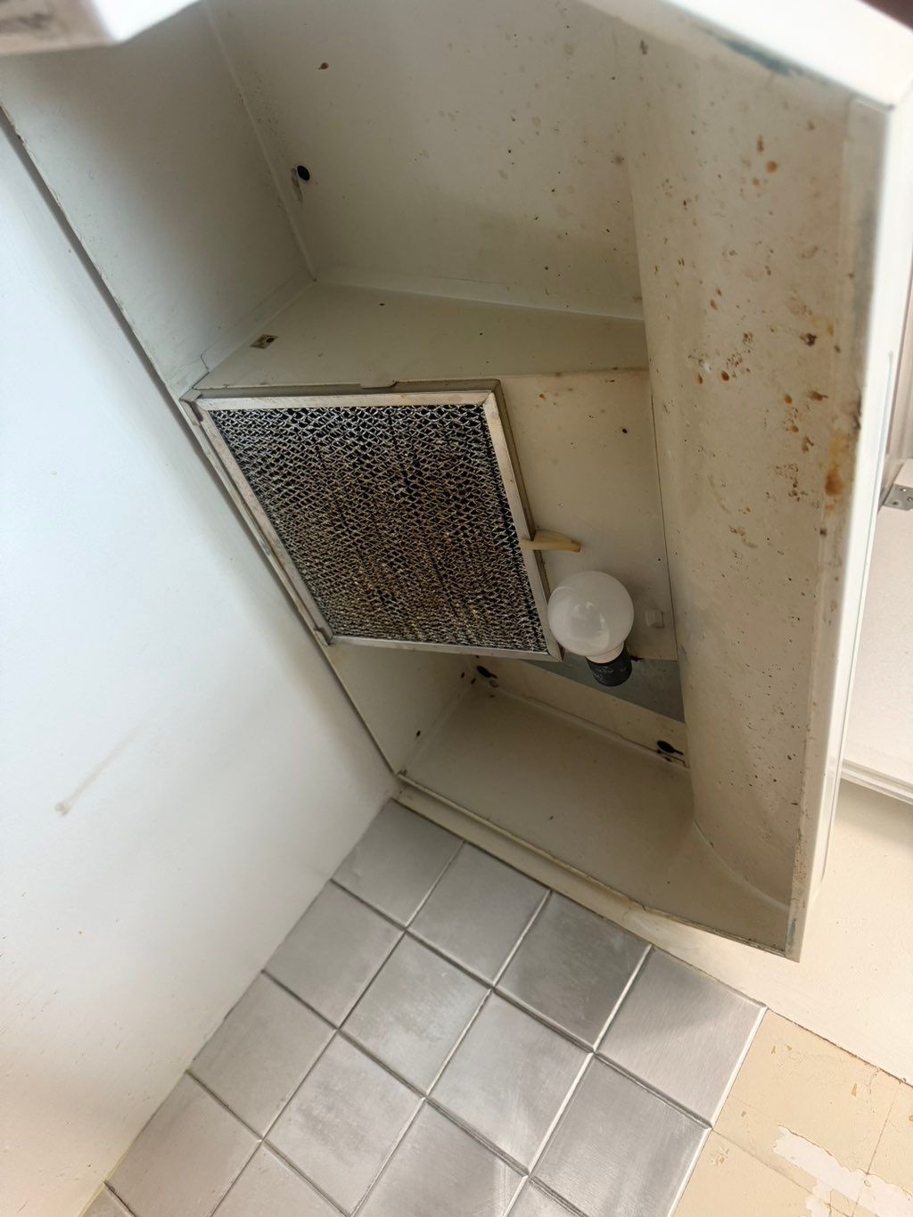 Move out cleaning kitchen Before