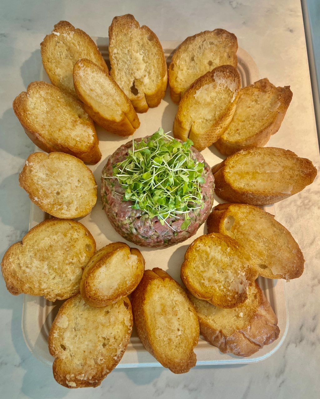 Steak tartare with crostini