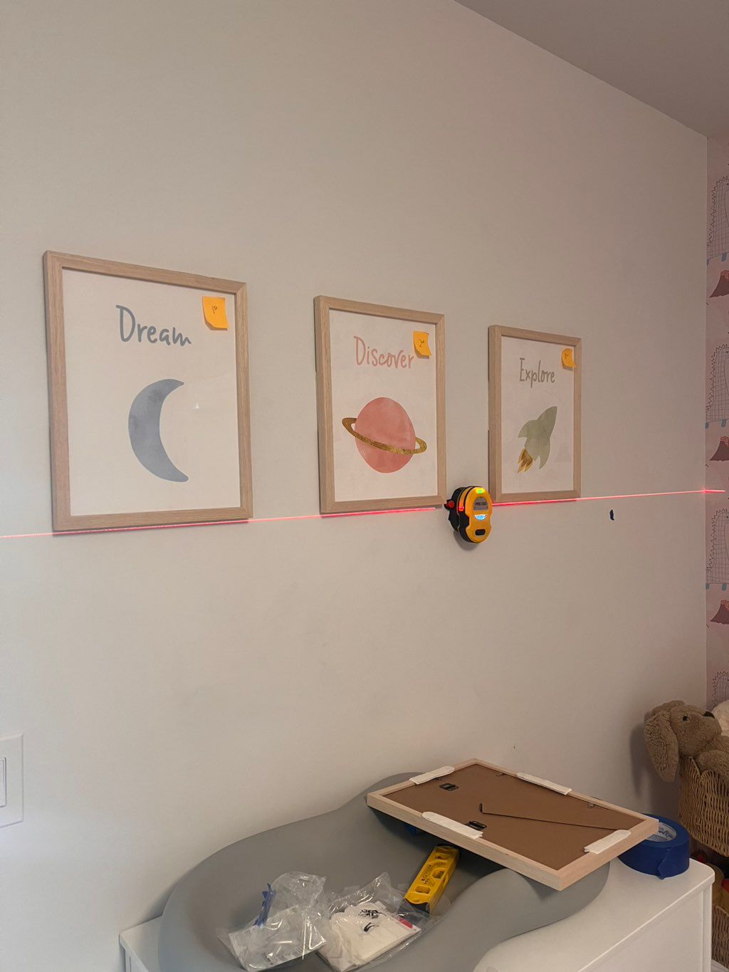 Picture frames installation 