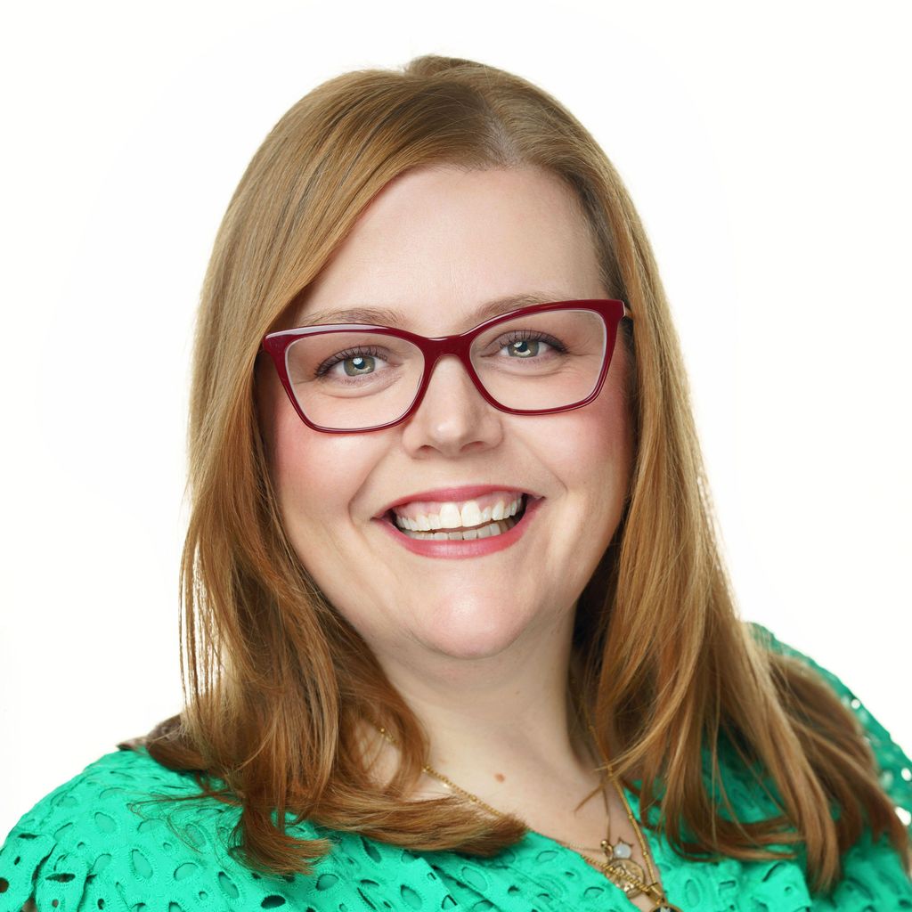Kimmy Schuelke, Wedding Officiant