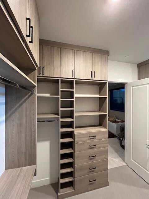 Walk-in closet 