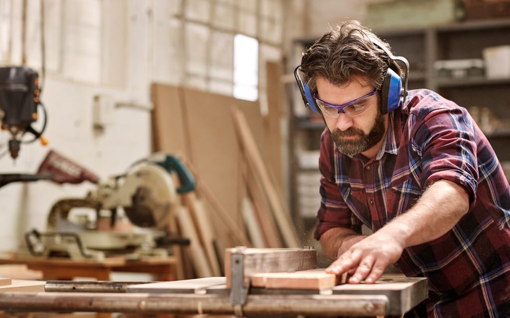 How much do carpenters charge per hour?