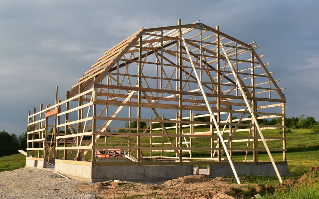 How much does it cost to build a barn?