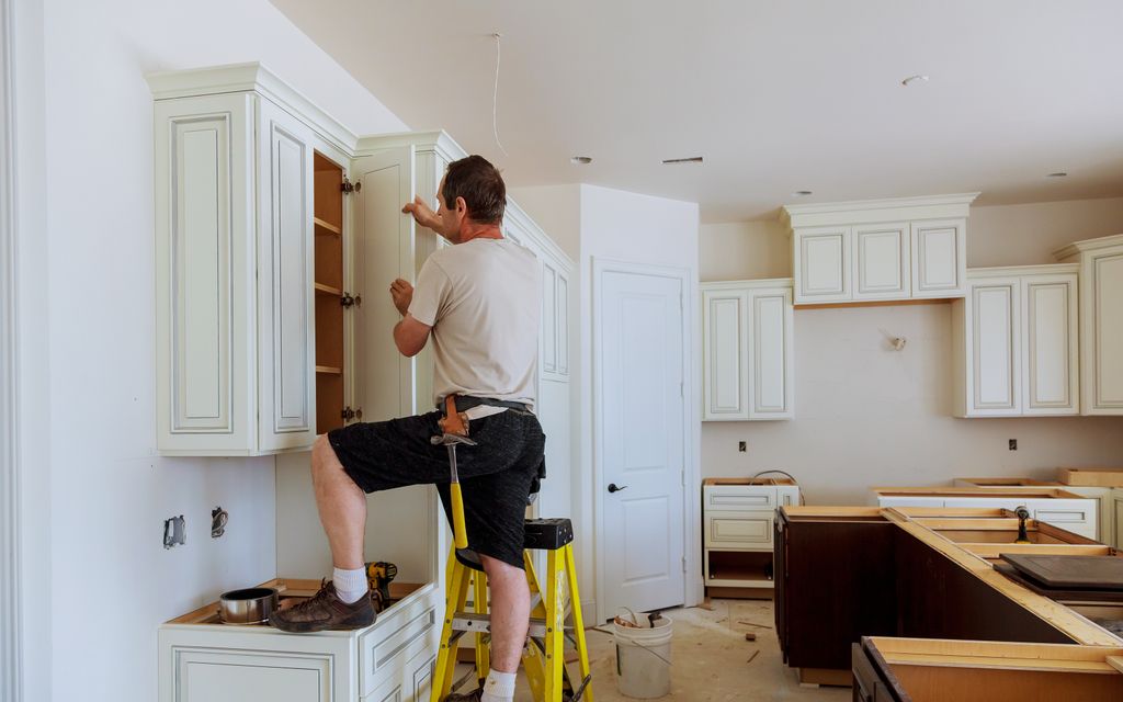 How much does it cost to install kitchen cabinets?