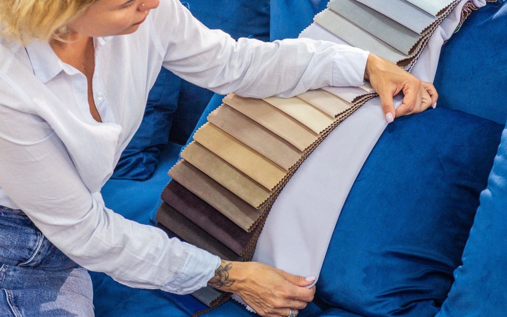 How much does it cost to reupholster a couch?