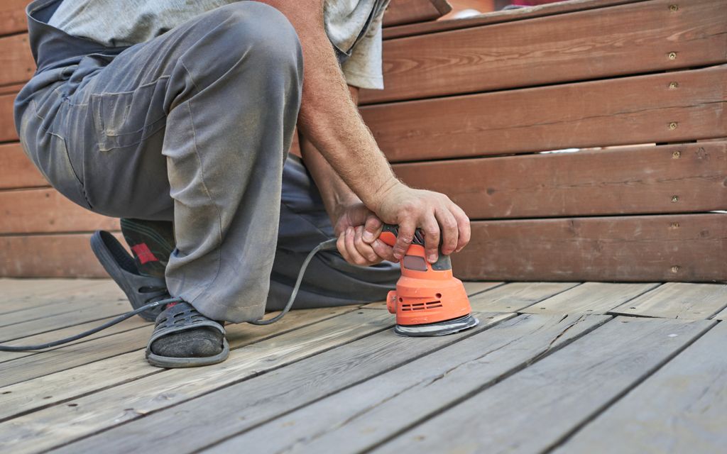 How much does it cost to refinish a deck?