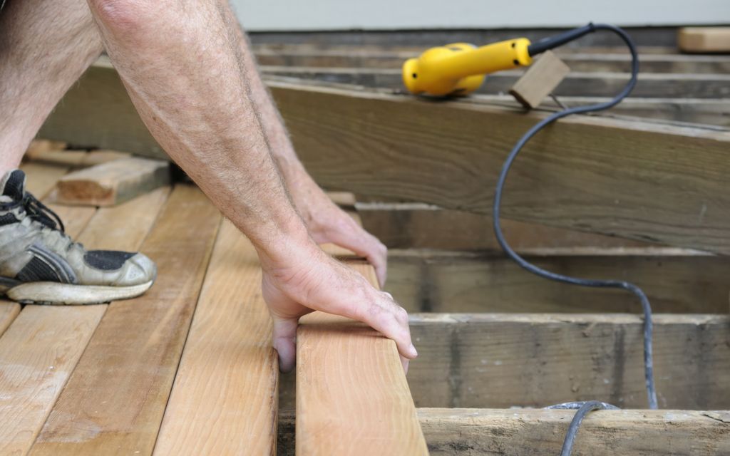 How much does deck repair cost?